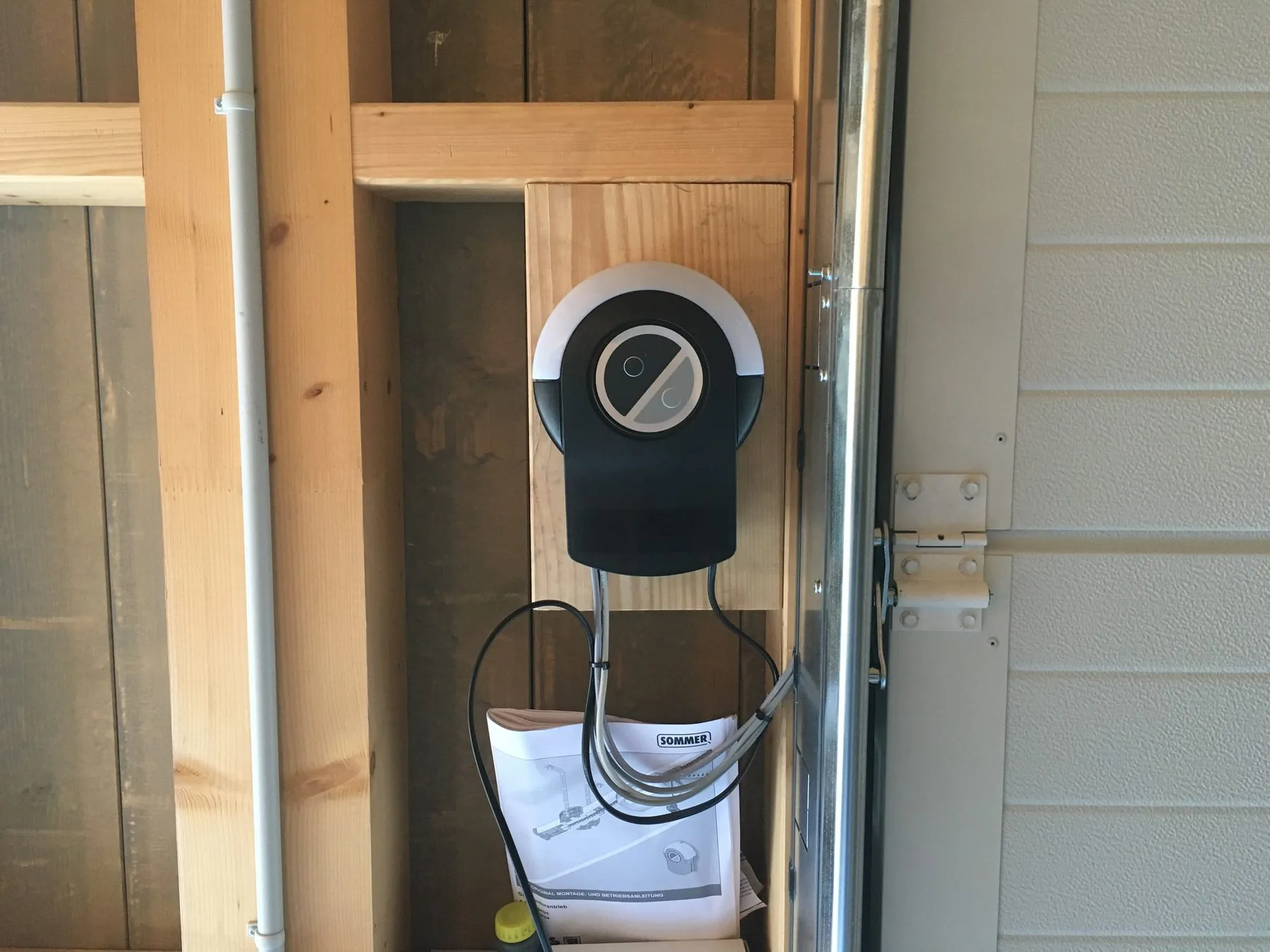 Ladestation fuer Elektroautos neben dem Garagentor
